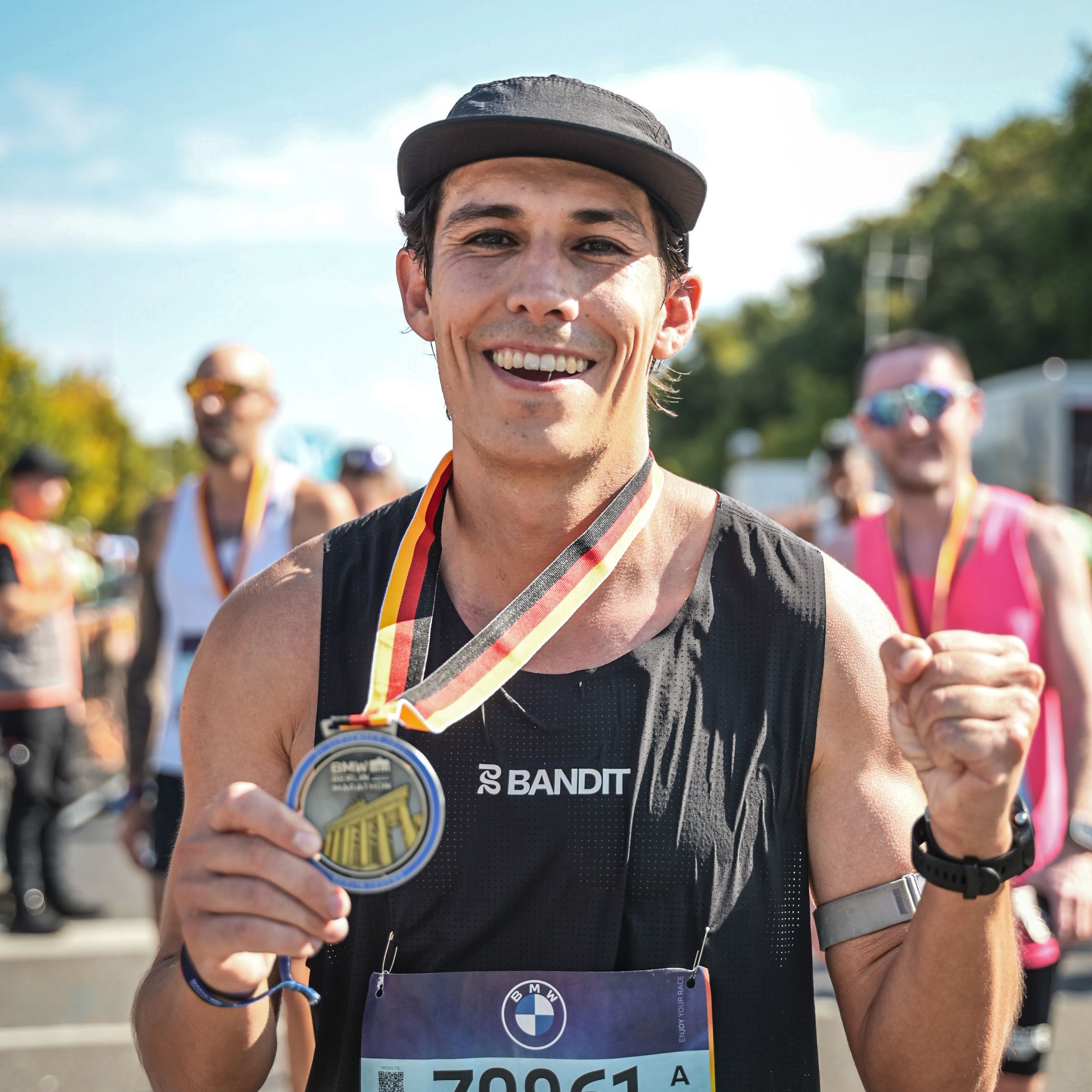 Carlos Magaña con camiseta negra y medalla